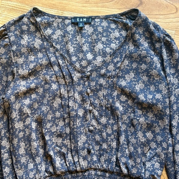 E&M v-neck blouse flowy dark floral print smocked waist cuffs Women’s Small - Picture 2 of 10